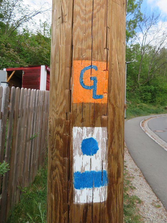 Nun schon zum dritten Male erneuert: Das GL Zeichen am Telefonmast Fuchsturmweg.